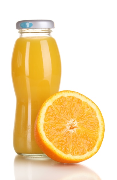 Delizioso succo d'arancia in una bottiglia e arancia accanto ad essa su bianco