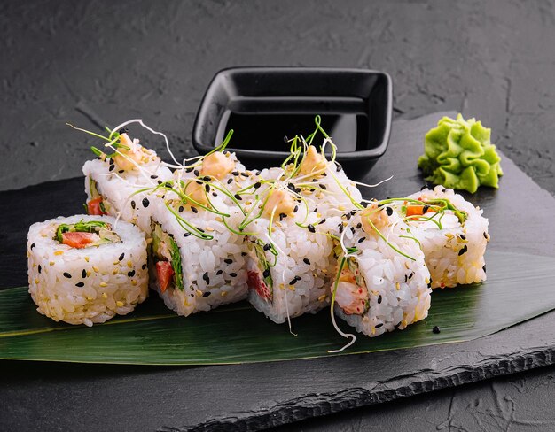 Delizioso sushi giapponese fresco con gamberetti