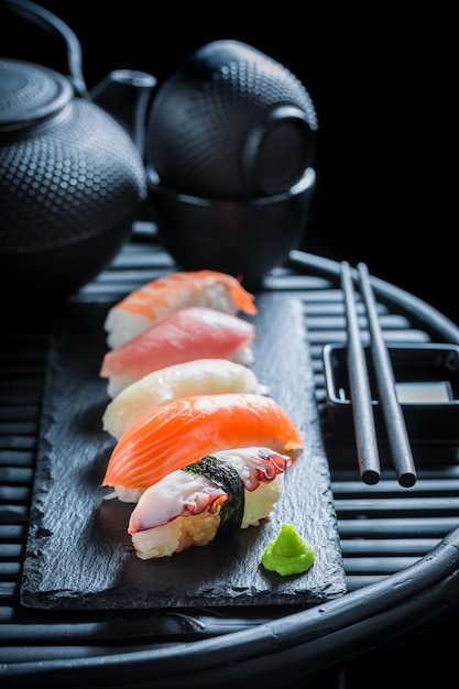 Delizioso sushi Nigiri a base di pesce fresco