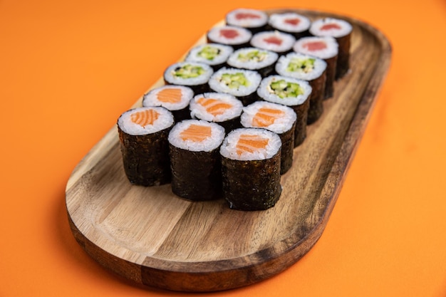 Delizioso sushi, un set di involtini con tonno, salmone. cucina giapponese