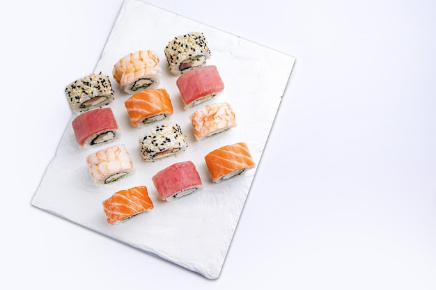 Delizioso sushi, un set di involtini con tonno, salmone. cucina giapponese