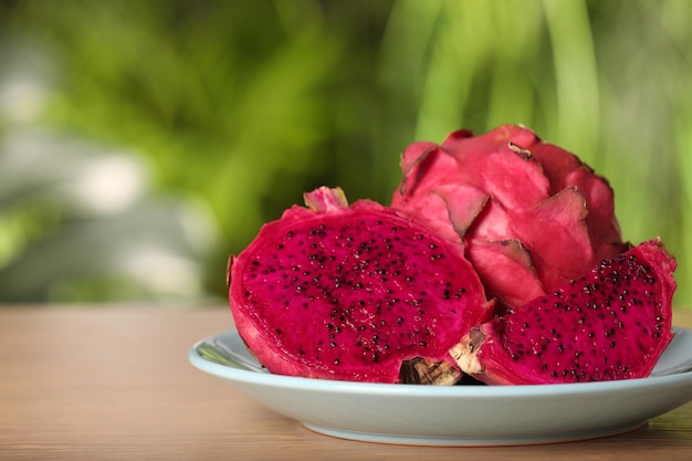 Delizioso taglio e frutti di drago intero pitahaya su tavola di legno Spazio per il testo