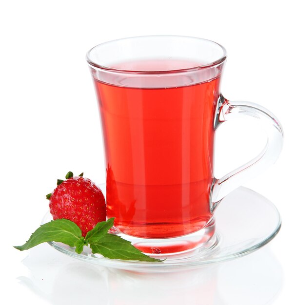 Delizioso tè alla fragola isolato su bianco