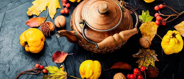 Delizioso tè fatto in casa. Tè a base di mele e mele cotogne su uno sfondo autunnale.