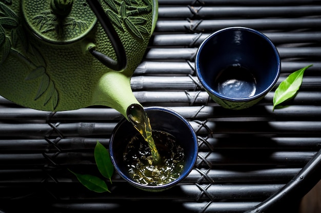 Delizioso tè verde nel ristorante asiatico sul tavolo nero