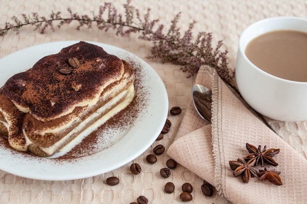 delizioso tiramisù con una tazza di caffè con latte - la colazione o il dessert perfetto.