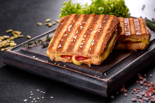 Delizioso toast fresco alla griglia con formaggio e prosciutto. Panini, spuntino veloce