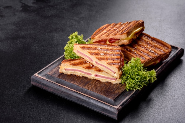 Delizioso toast fresco alla griglia con formaggio e prosciutto. Panini, spuntino veloce