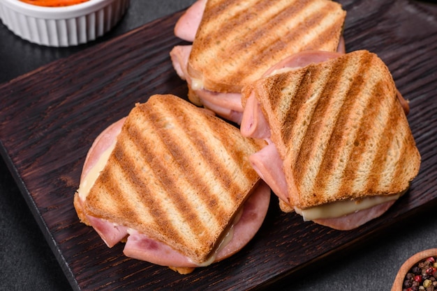 Delizioso toast fresco alla griglia con formaggio e prosciutto Panini spuntino veloce