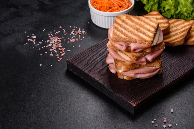 Delizioso toast fresco alla griglia con formaggio e prosciutto Panini spuntino veloce