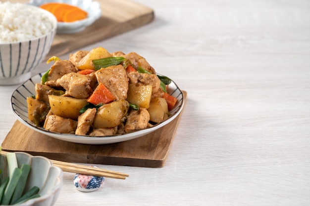 Delizioso tofu fatto in casa con pollo a cubetti e bocconcini di patate brasati