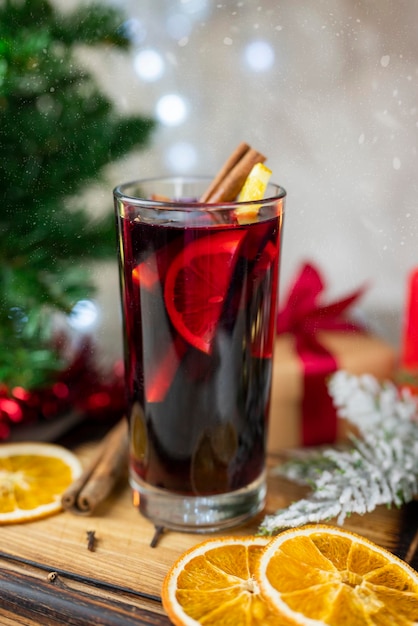 delizioso vin brulè caldo piccante con spezie arancia e cannella