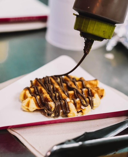 Delizioso waffle con sciroppo di cioccolato da portare in viaggio.