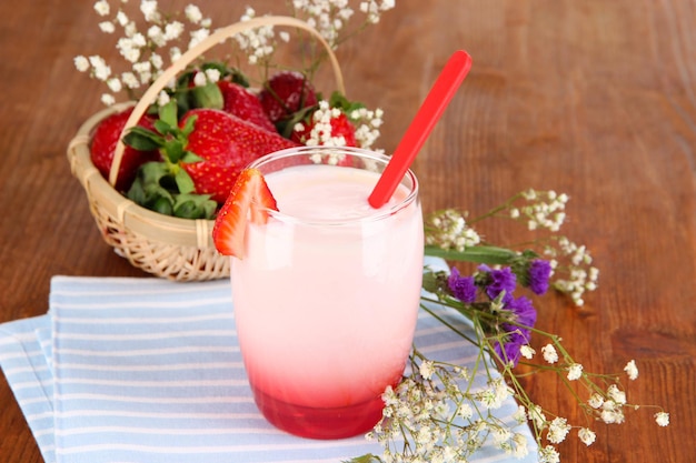 Delizioso yogurt alla fragola in vetro sul primo piano della tavola di legno