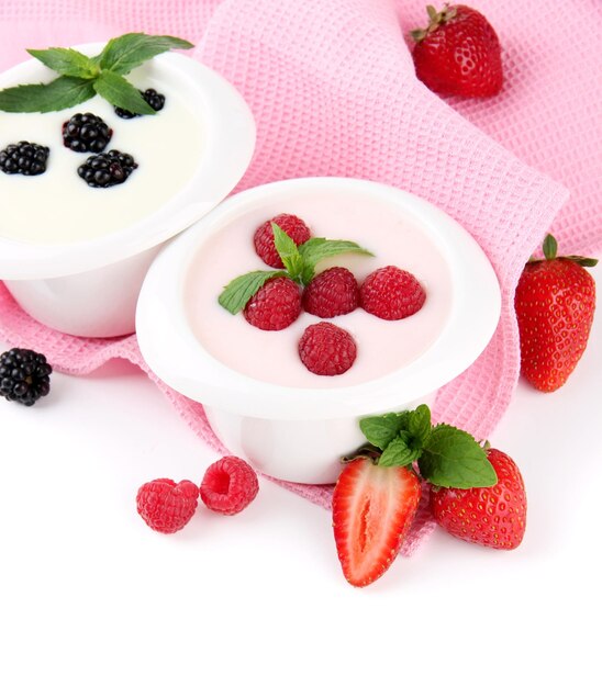 Delizioso yogurt con frutti di bosco isolati su bianco