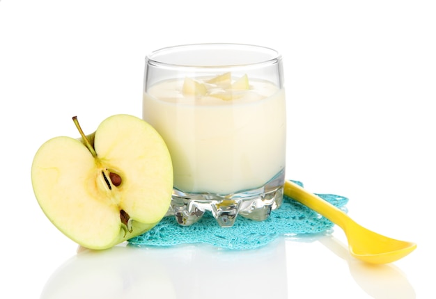 Delizioso yogurt in vetro con mela isolata on white