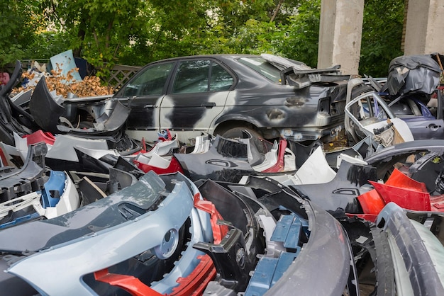 Demolizione del cimitero della discarica di autoveicoli dei paraurti