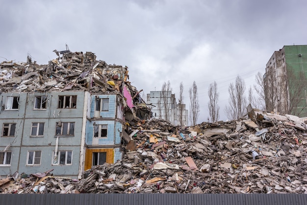 Demolizioni di edifici in ambienti urbani. Casa in rovina.