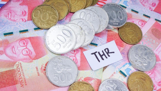 Denaro indonesiano rupia o IDR con monete in busta con messa a fuoco selezionata del testo THR