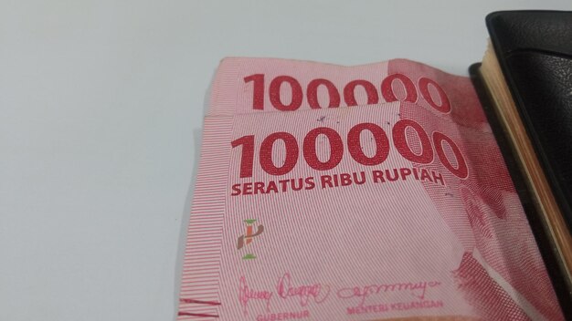 Denaro piegato isolato su sfondo bianco, la rupia è la valuta dell'Indonesia