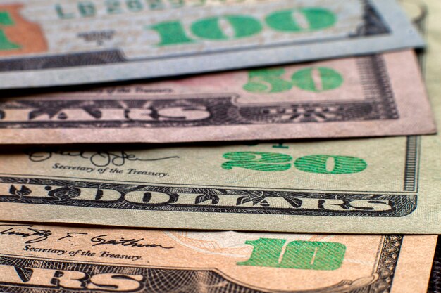 Denaro, prosperità e finanze. Luce astratta delle banconote americane di valuta nazionale degli Stati Uniti, dettagli delle fatture ordinatamente impilate del valore di cento dollari.
