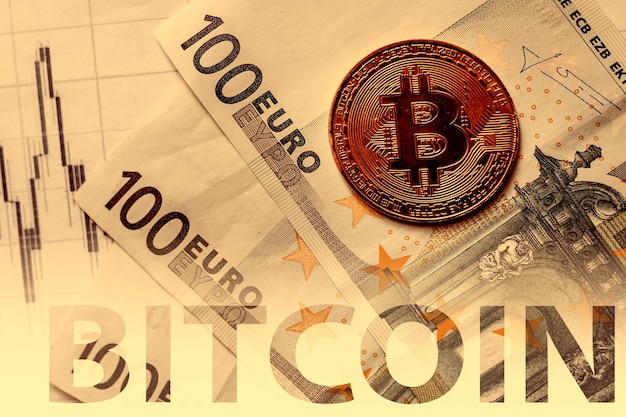 Denaro virtuale bitcoin dorato su cento banconote in euro e sfondo del grafico forex cartaceo Scambia bitcoin contanti per un dollaro