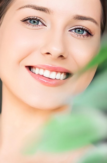 Denti bianchi perfetti di bellezza naturale e sorriso sano bella donna in natura per cosmetici per la cura della pelle e cure dentistiche