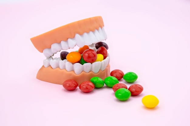 Denti di plastica con caramelle colorate