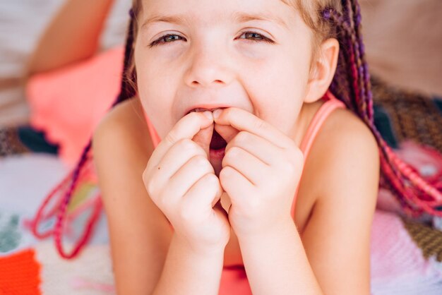 Denti per bambini. Sorridente ragazza con dente mancante. Faccia buffa da vicino.