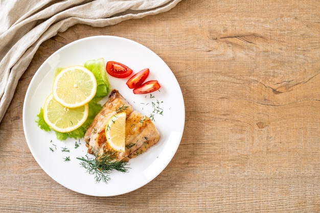 dentice alla griglia bistecca di pesce con vagetable