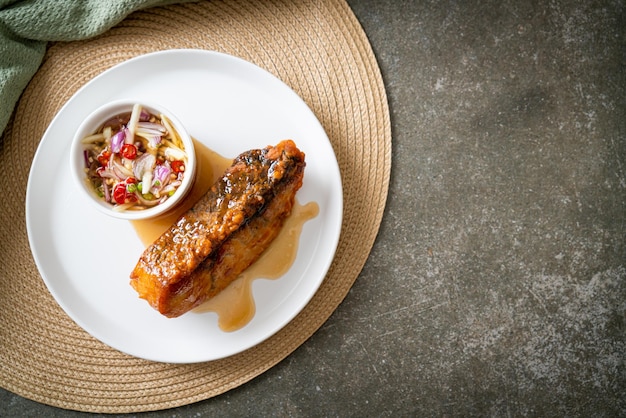 Dentice fritto con salsa di pesce e insalata piccante