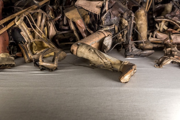 Dentiere, stampelle delle vittime, campo di Auschwitz II