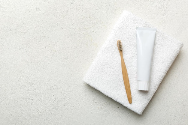 Dentifricio e spazzolino vista dall'alto con spazio per la copia su sfondo colorato Piatto Igiene dentale Prodotti per l'igiene orale su sfondo chiaro Concetto di cura del corpo