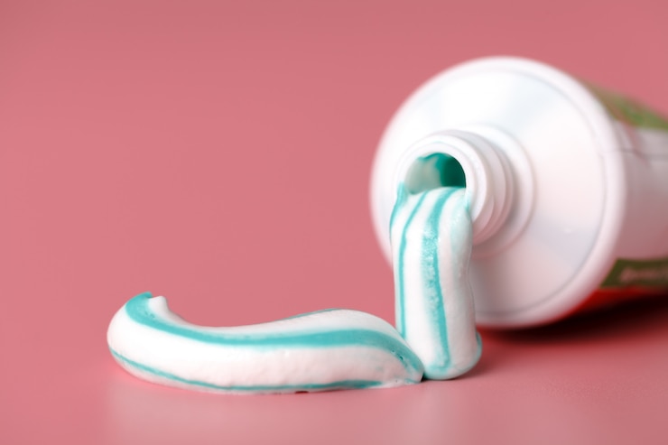 Dentifricio vicino su sul rosa