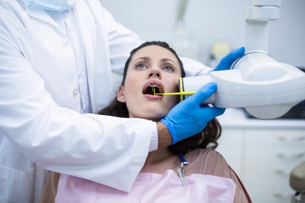 Dentista che cattura i raggi x dei denti dei pazienti