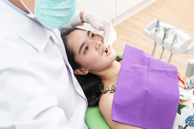 Dentista che controlla i denti pazienti della donna