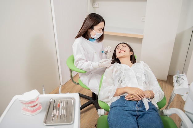 Dentista che controlla i denti pazienti della donna