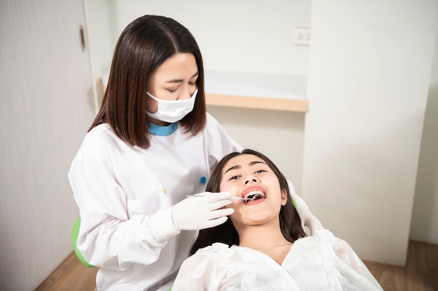 Dentista che controlla i denti pazienti della donna