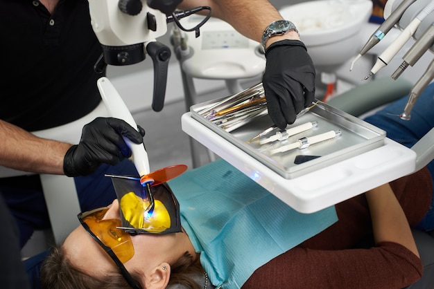 Dentista che controlla il paziente nella clinica