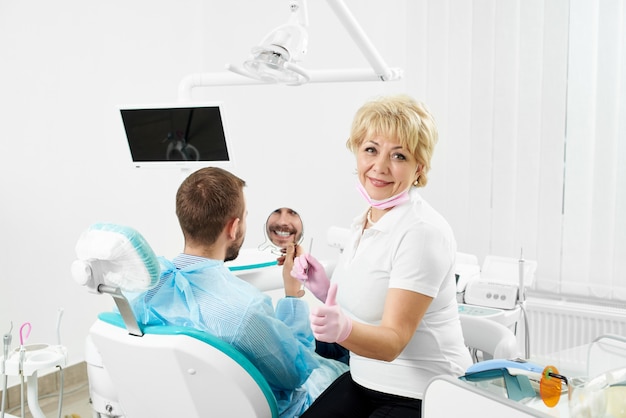 Dentista che controlla il paziente nella clinica