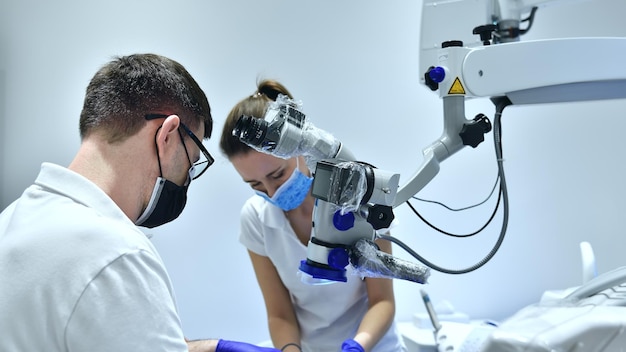 Dentista che effettua la pulizia professionale dei denti