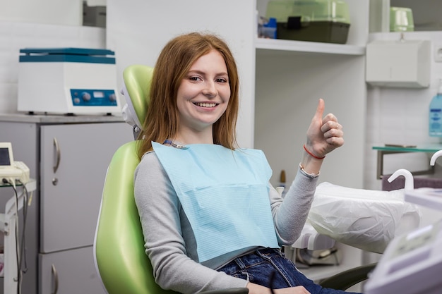 Dentista che esamina i denti della ragazza in clinica Problema dentale Sorriso sano