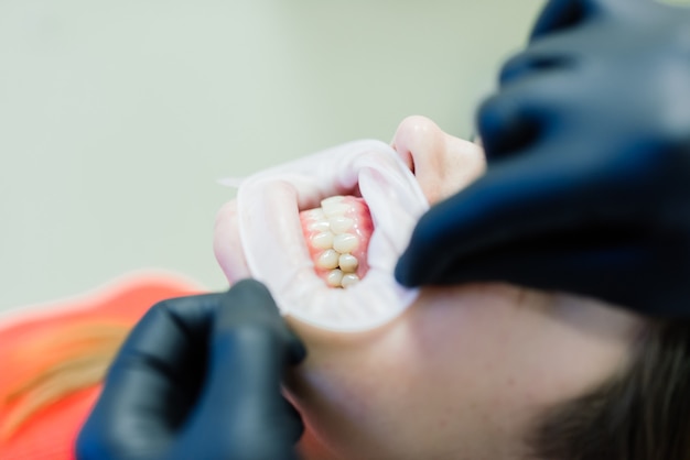 Dentista che esamina i denti di un paziente dal dentista.
