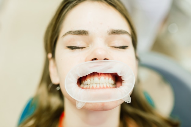 Dentista che esamina i denti di un paziente dal dentista.