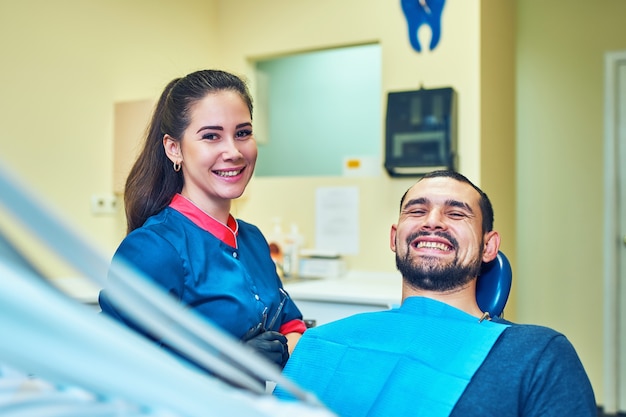 Dentista che esamina i denti di un paziente dal dentista.