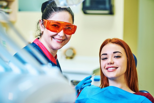 Dentista che esamina i denti di un paziente dal dentista.