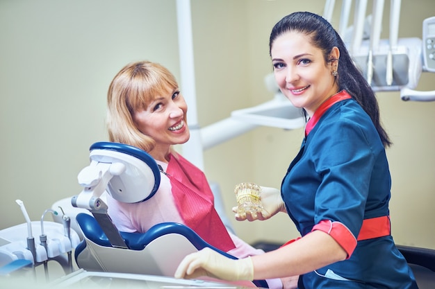 Dentista che esamina i denti di un paziente dal dentista.