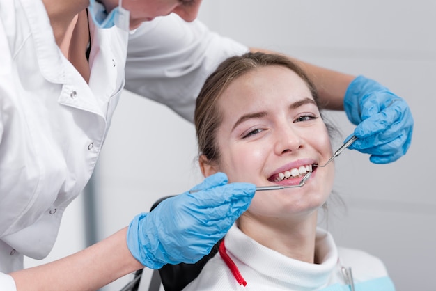 Dentista che esegue controllo dentale sul paziente