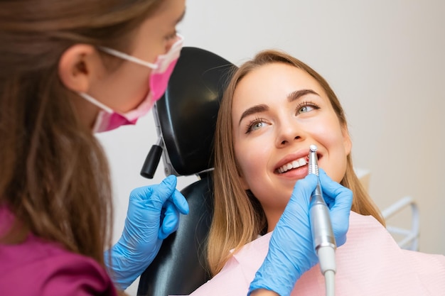 Dentista che esegue la procedura di macinazione dei denti in una clinica dentale