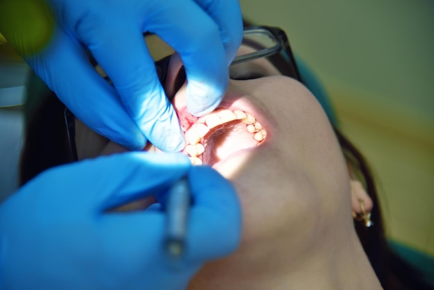 Dentista che fa i denti